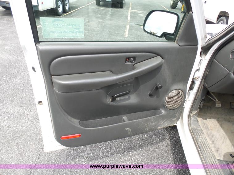 image for item K7946 2005 Chevrolet Silverado 1500 pickup truck