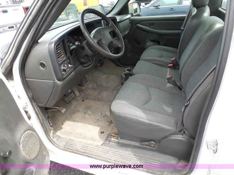 image for item K7946 2005 Chevrolet Silverado 1500 pickup truck