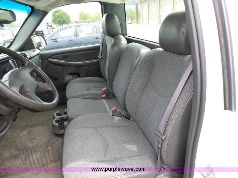 image for item K7946 2005 Chevrolet Silverado 1500 pickup truck