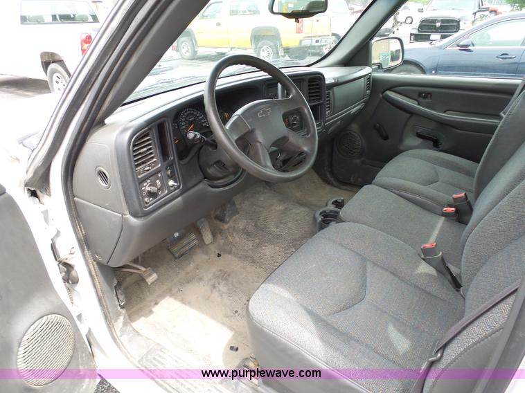 image for item K7946 2005 Chevrolet Silverado 1500 pickup truck