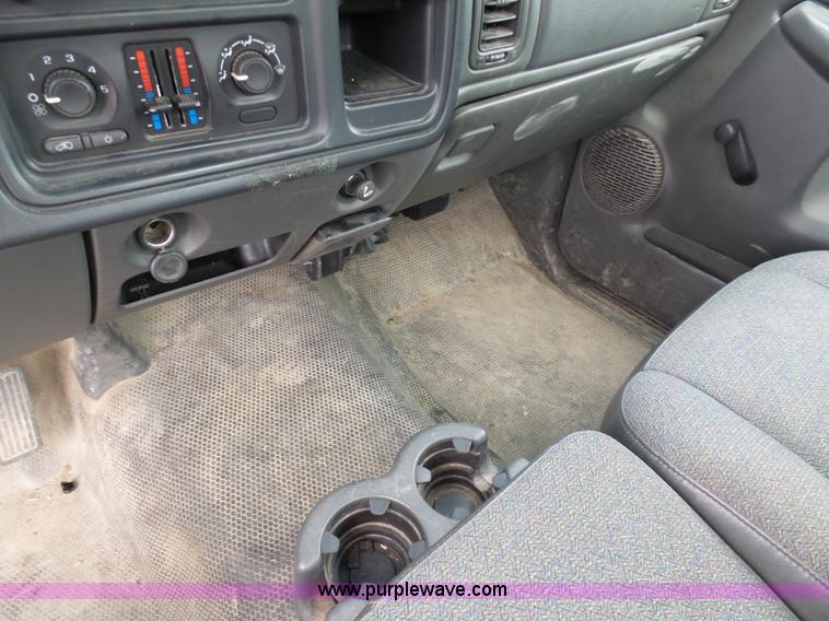 image for item K7946 2005 Chevrolet Silverado 1500 pickup truck