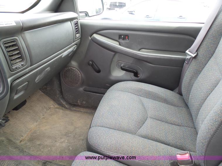 image for item K7946 2005 Chevrolet Silverado 1500 pickup truck