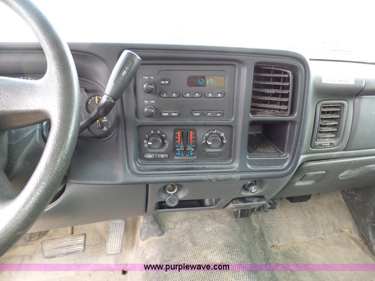 image for item K7946 2005 Chevrolet Silverado 1500 pickup truck