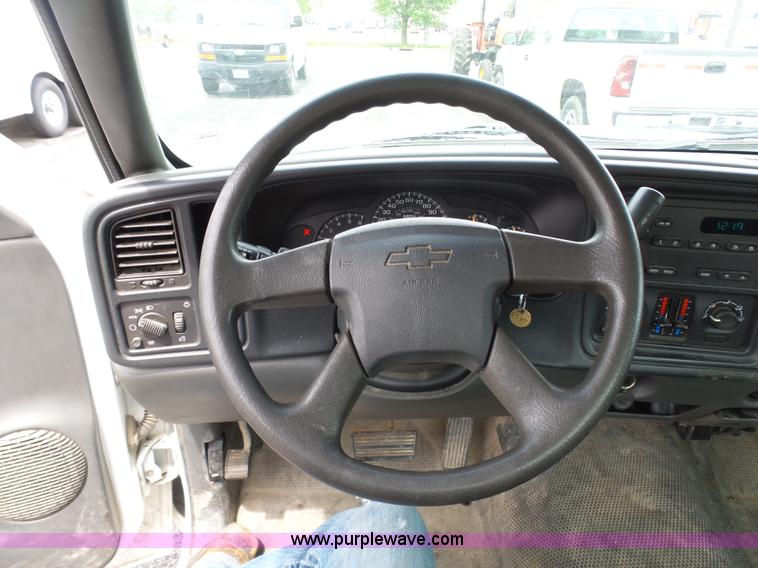 image for item K7946 2005 Chevrolet Silverado 1500 pickup truck