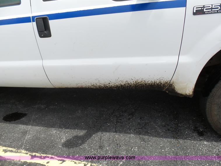 image for item K7951 2003 Ford F250 Crew Cab pickup truck