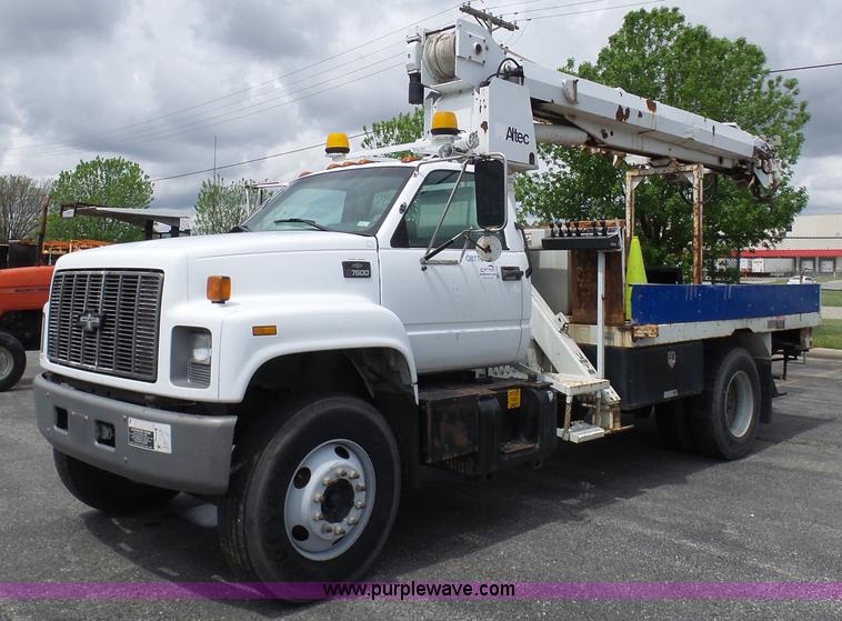 image for item K7953 2002 Chevrolet C7500 derrick digger truck