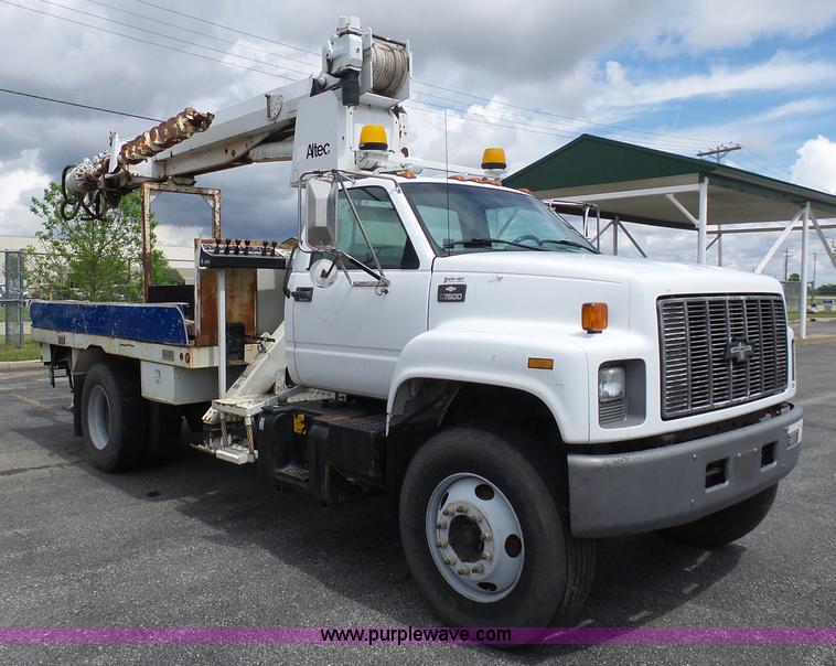 image for item K7953 2002 Chevrolet C7500 derrick digger truck