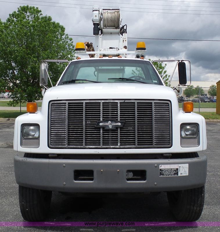 image for item K7953 2002 Chevrolet C7500 derrick digger truck