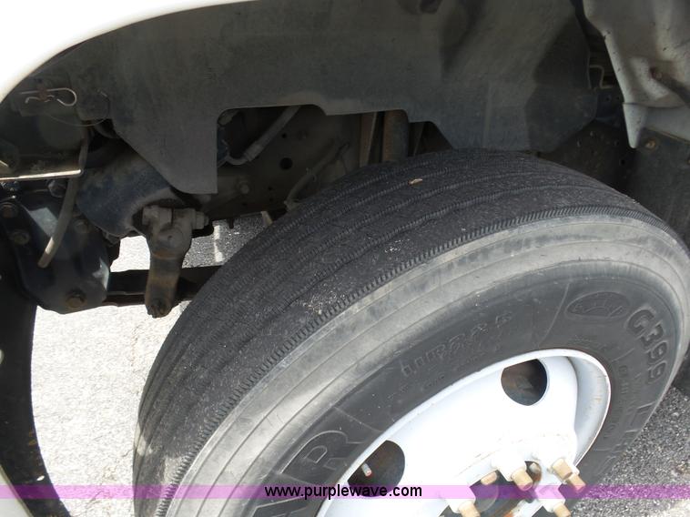 image for item K7953 2002 Chevrolet C7500 derrick digger truck