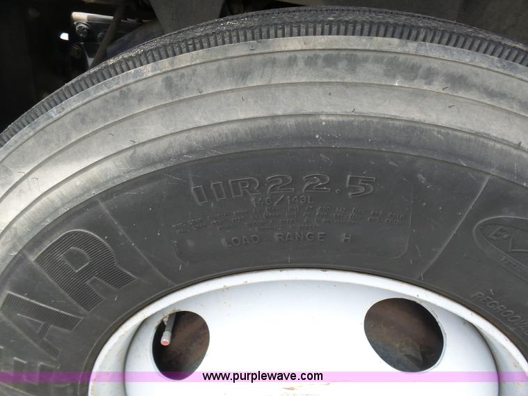 image for item K7953 2002 Chevrolet C7500 derrick digger truck