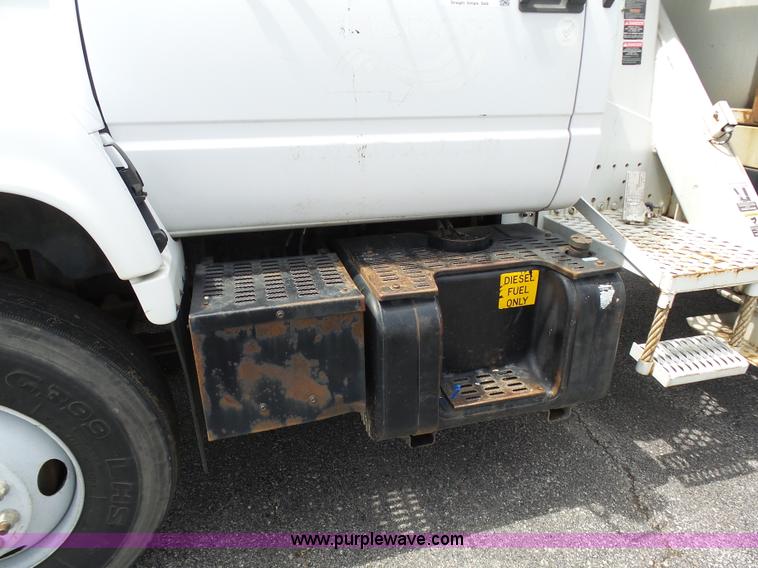 image for item K7953 2002 Chevrolet C7500 derrick digger truck