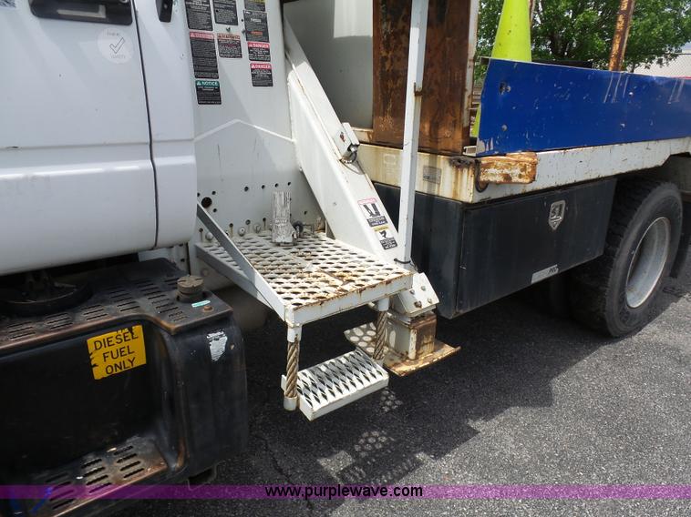 image for item K7953 2002 Chevrolet C7500 derrick digger truck