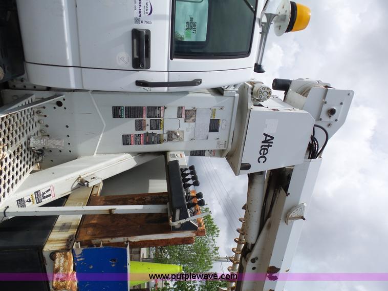 image for item K7953 2002 Chevrolet C7500 derrick digger truck