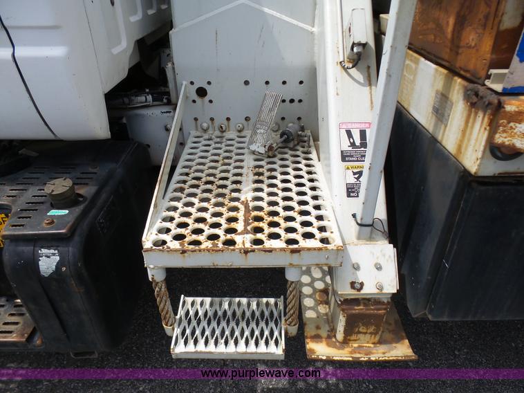 image for item K7953 2002 Chevrolet C7500 derrick digger truck