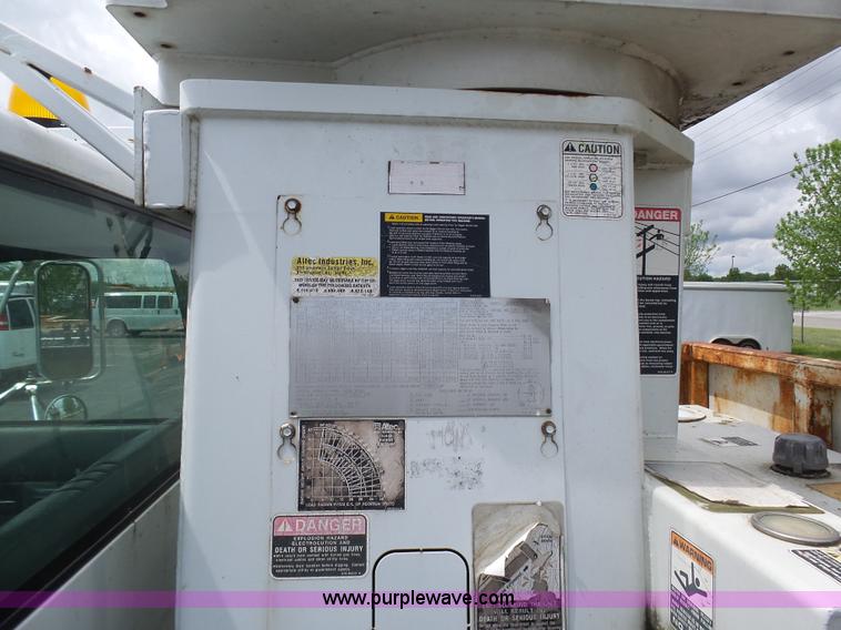 image for item K7953 2002 Chevrolet C7500 derrick digger truck