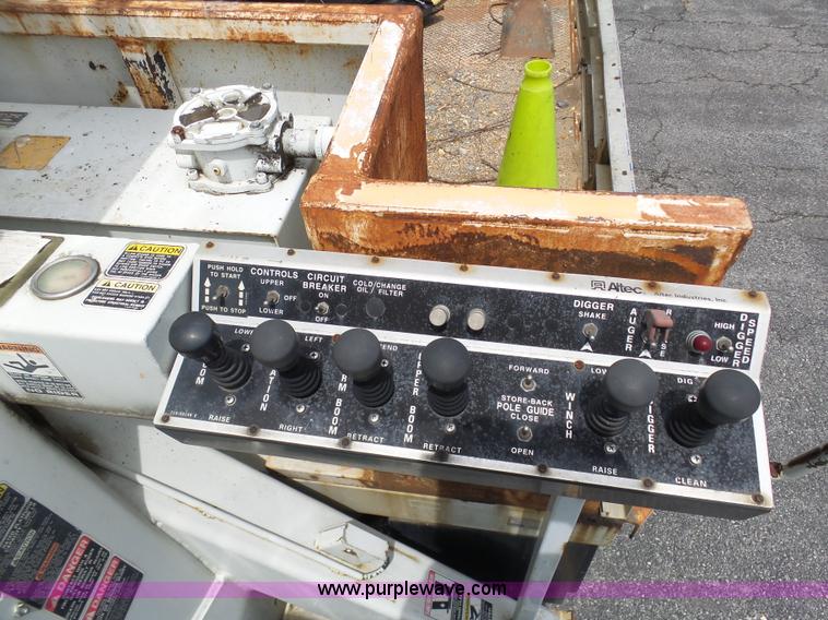 image for item K7953 2002 Chevrolet C7500 derrick digger truck