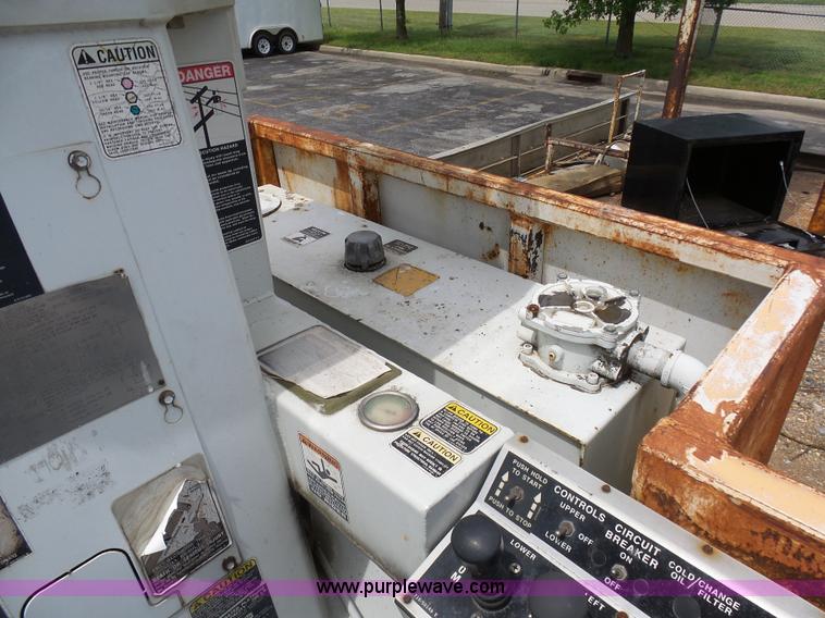 image for item K7953 2002 Chevrolet C7500 derrick digger truck