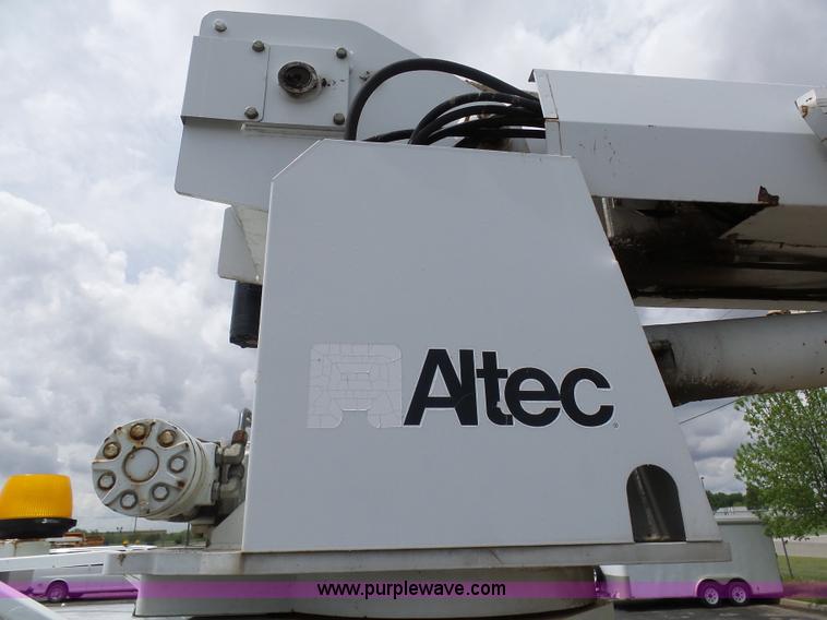 image for item K7953 2002 Chevrolet C7500 derrick digger truck