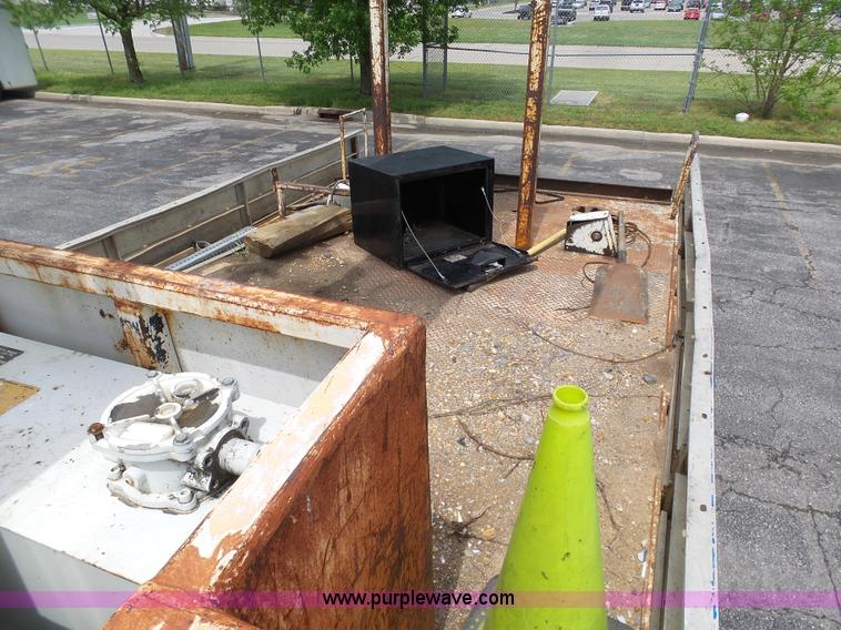 image for item K7953 2002 Chevrolet C7500 derrick digger truck