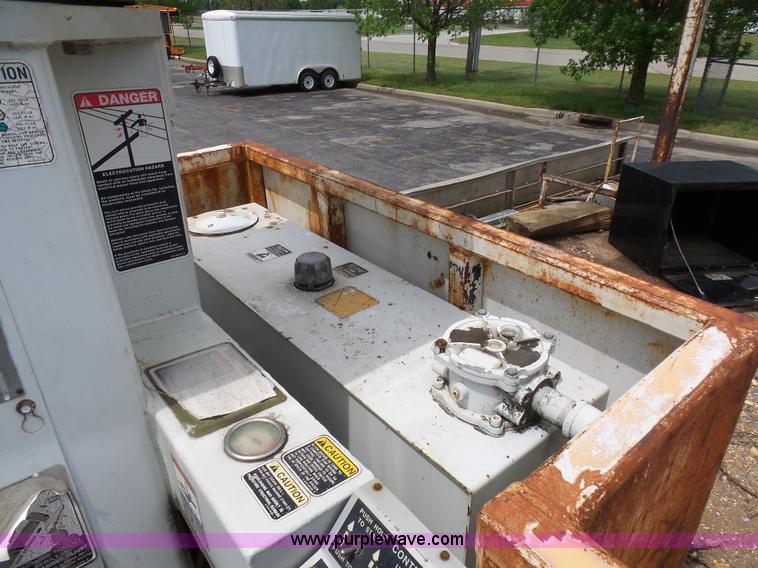 image for item K7953 2002 Chevrolet C7500 derrick digger truck