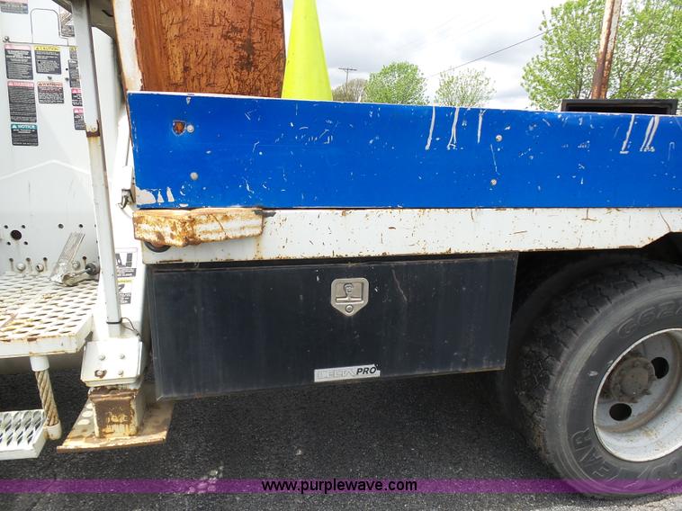 image for item K7953 2002 Chevrolet C7500 derrick digger truck