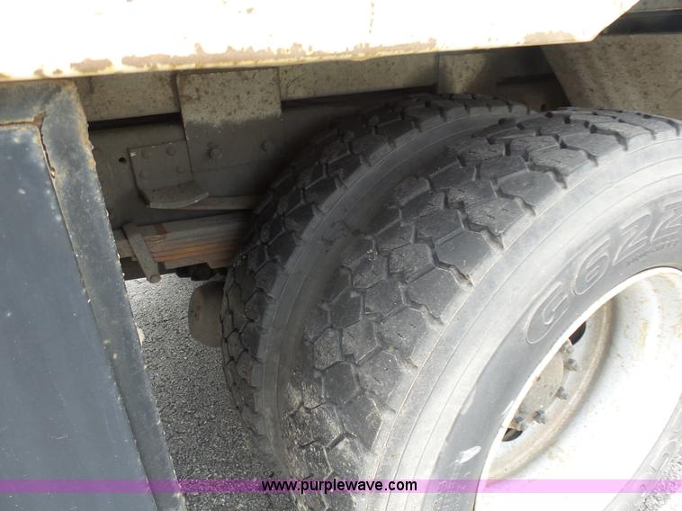 image for item K7953 2002 Chevrolet C7500 derrick digger truck