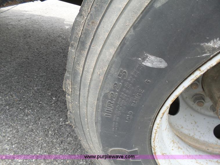 image for item K7953 2002 Chevrolet C7500 derrick digger truck