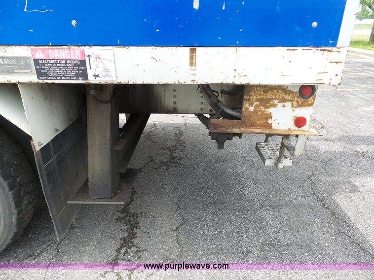 image for item K7953 2002 Chevrolet C7500 derrick digger truck