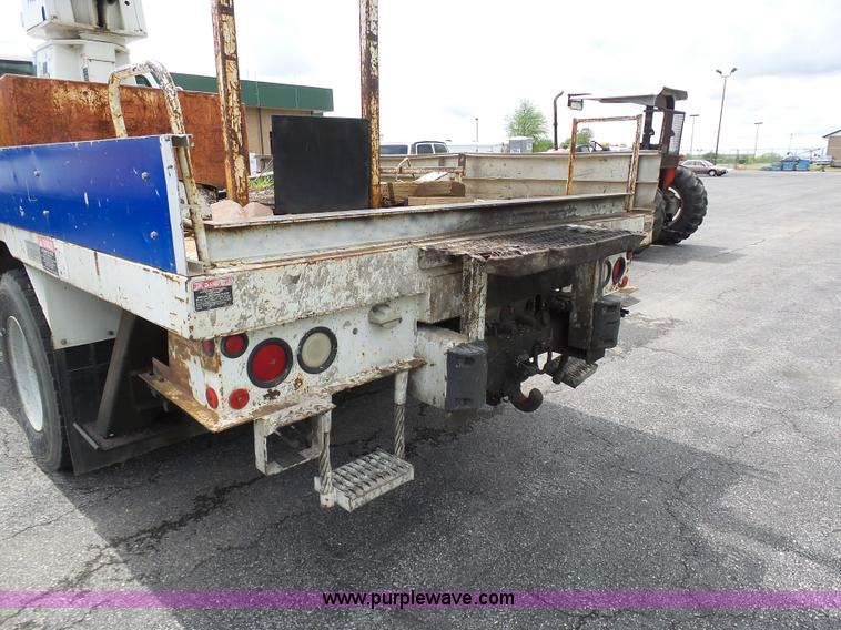 image for item K7953 2002 Chevrolet C7500 derrick digger truck