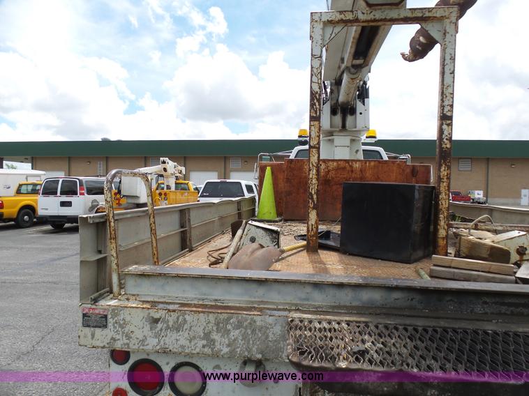 image for item K7953 2002 Chevrolet C7500 derrick digger truck