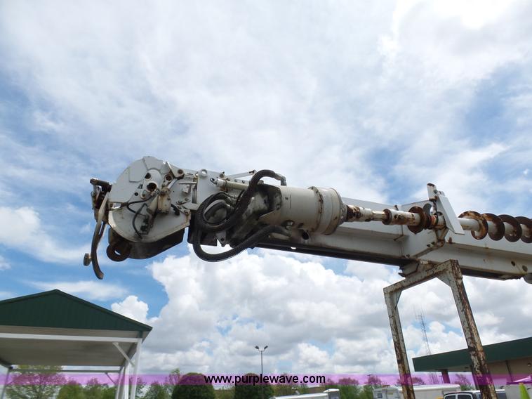 image for item K7953 2002 Chevrolet C7500 derrick digger truck