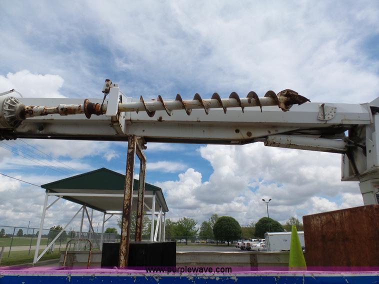 image for item K7953 2002 Chevrolet C7500 derrick digger truck