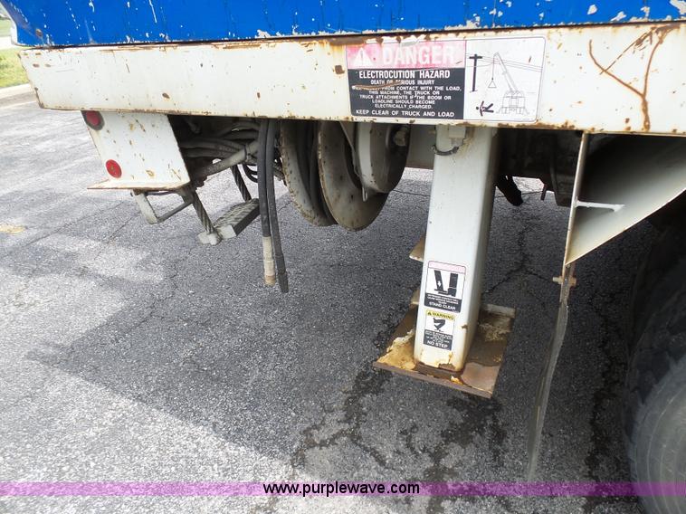 image for item K7953 2002 Chevrolet C7500 derrick digger truck