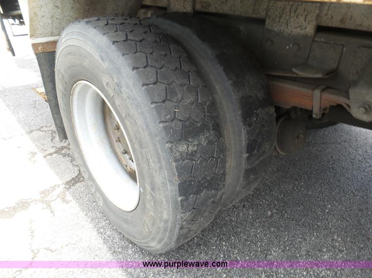 image for item K7953 2002 Chevrolet C7500 derrick digger truck