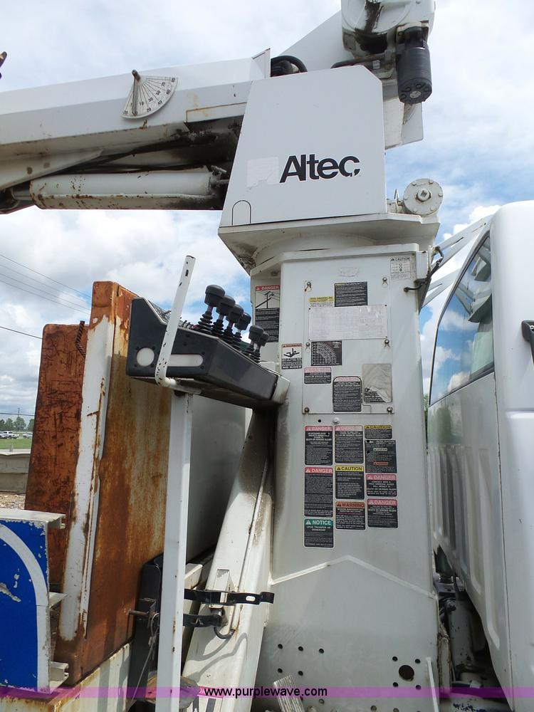 image for item K7953 2002 Chevrolet C7500 derrick digger truck