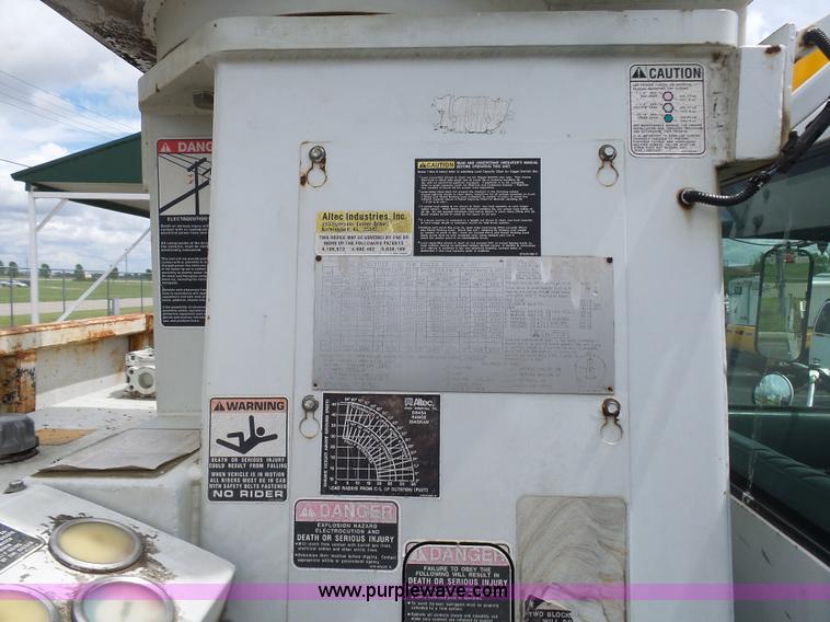 image for item K7953 2002 Chevrolet C7500 derrick digger truck