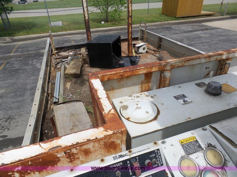 image for item K7953 2002 Chevrolet C7500 derrick digger truck