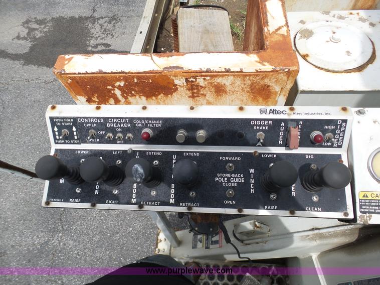 image for item K7953 2002 Chevrolet C7500 derrick digger truck