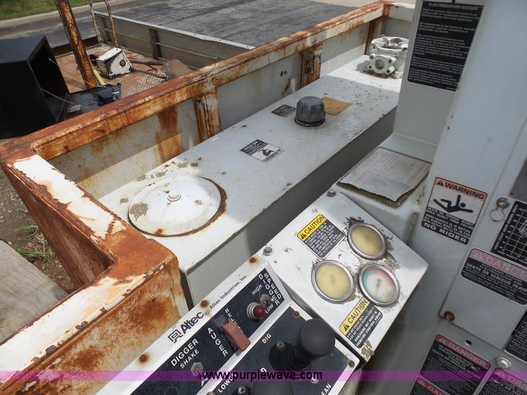 image for item K7953 2002 Chevrolet C7500 derrick digger truck