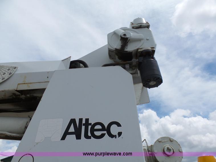 image for item K7953 2002 Chevrolet C7500 derrick digger truck