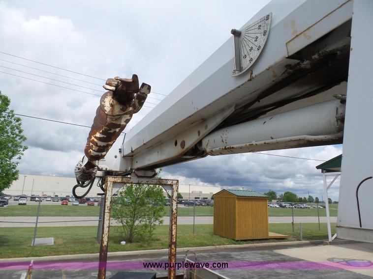 image for item K7953 2002 Chevrolet C7500 derrick digger truck