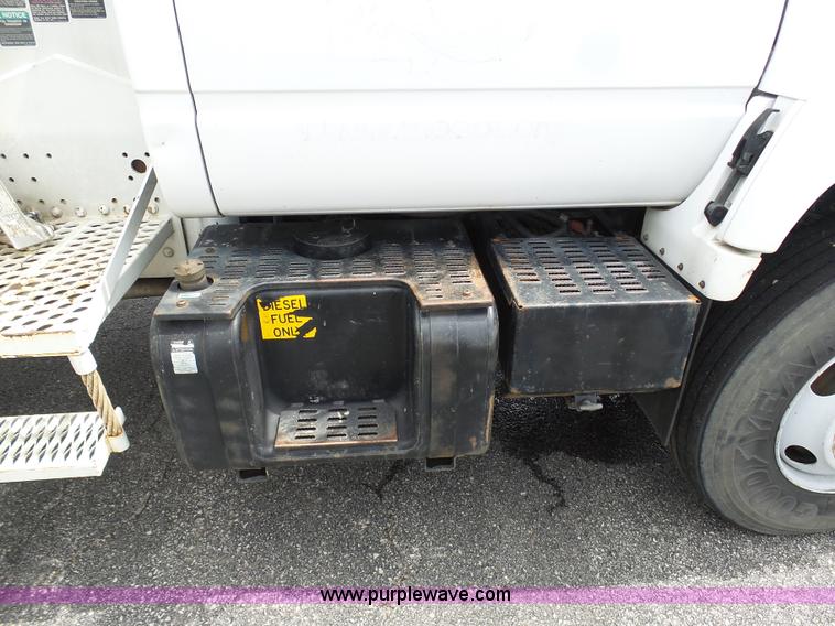 image for item K7953 2002 Chevrolet C7500 derrick digger truck