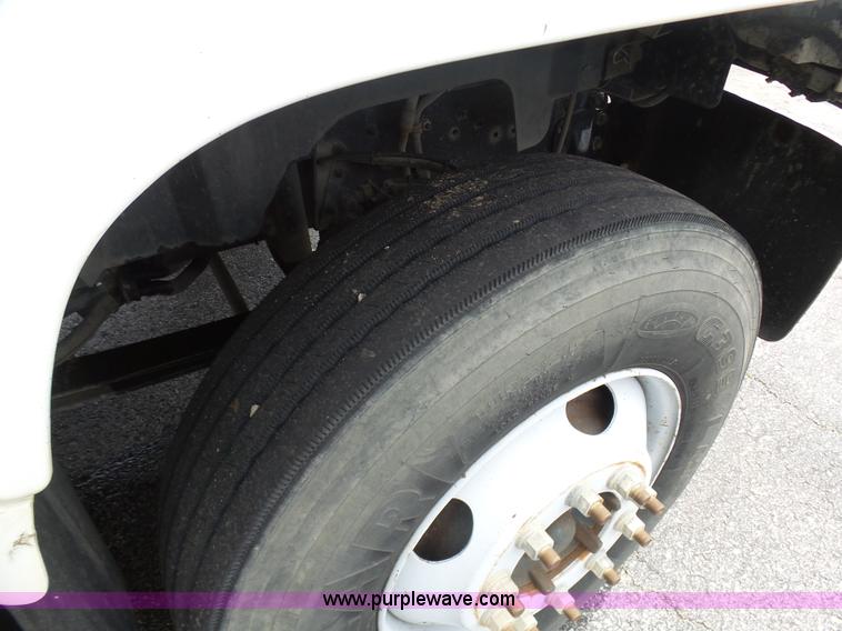 image for item K7953 2002 Chevrolet C7500 derrick digger truck