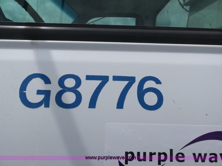 image for item K7953 2002 Chevrolet C7500 derrick digger truck