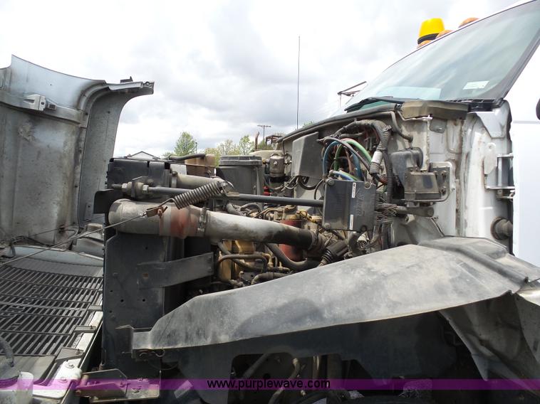 image for item K7953 2002 Chevrolet C7500 derrick digger truck