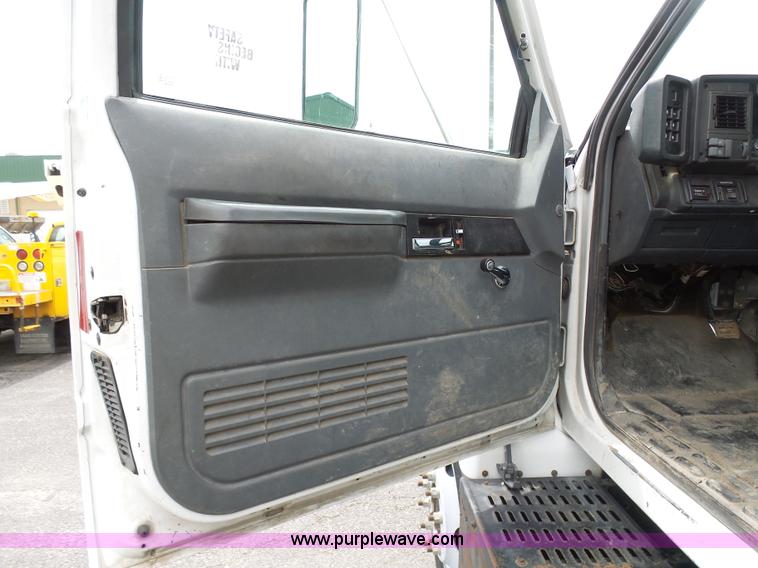 image for item K7953 2002 Chevrolet C7500 derrick digger truck