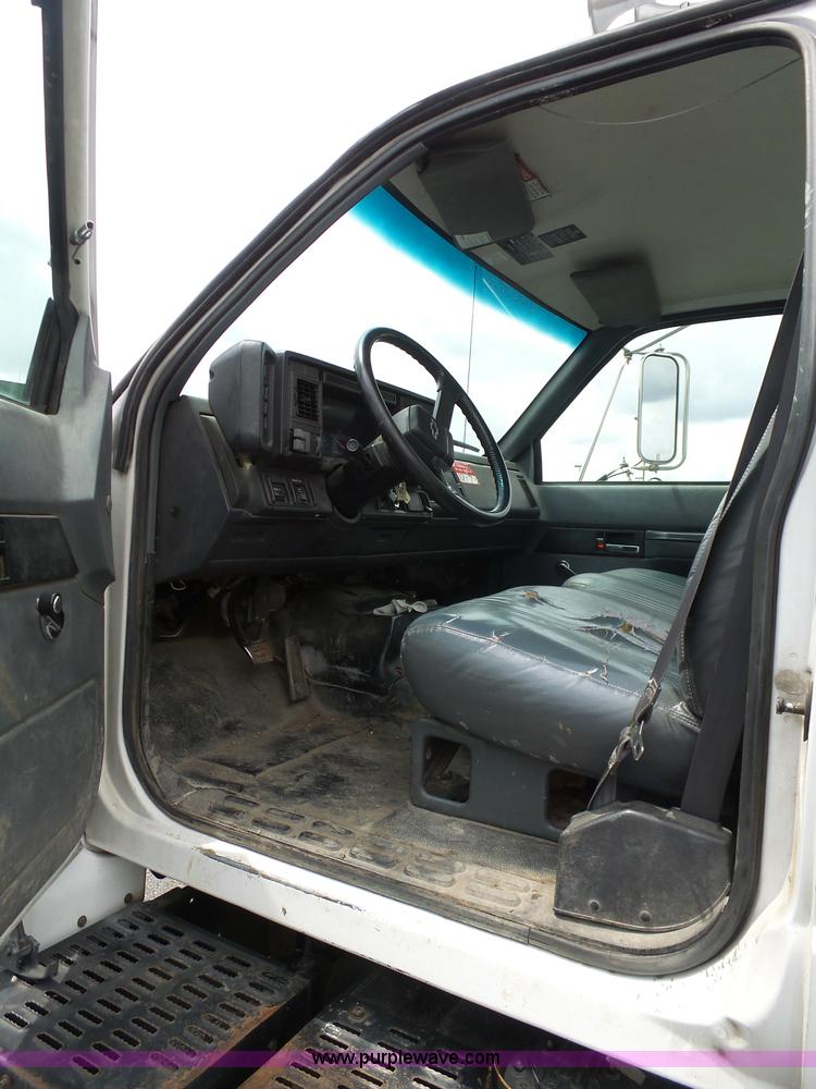 image for item K7953 2002 Chevrolet C7500 derrick digger truck