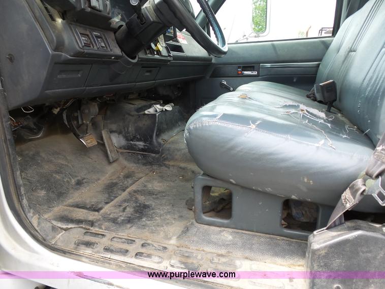 image for item K7953 2002 Chevrolet C7500 derrick digger truck