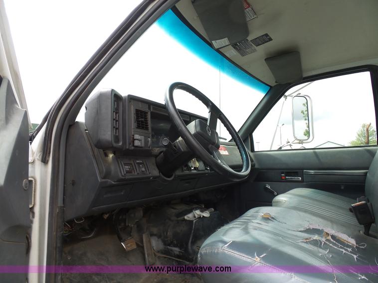 image for item K7953 2002 Chevrolet C7500 derrick digger truck