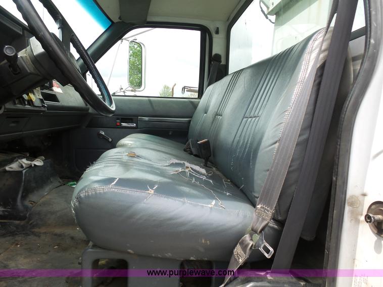 image for item K7953 2002 Chevrolet C7500 derrick digger truck